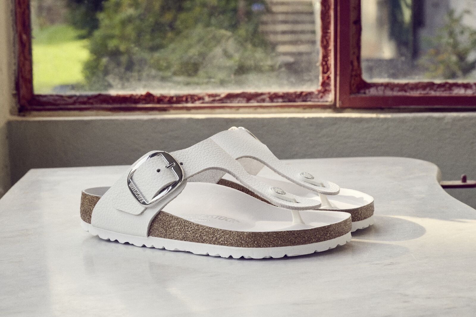 BIRKENSTOCK GIZEH BIG BUCKLE Leather | White