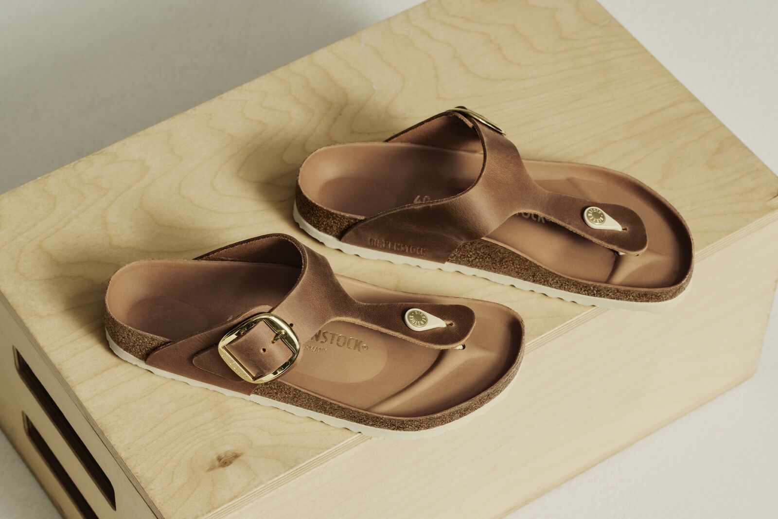 BIRKENSTOCK GIZEH BIG BUCKLE | COGNAC