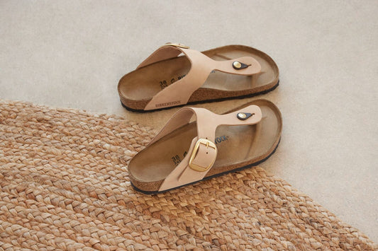 BIRKENSTOCK GIZEH BIG BUCKLE NUBUCK | SANDCASTLE