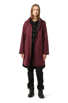 ILSE JACOBSEN LONG RAINCOAT | MAROON BANNER
