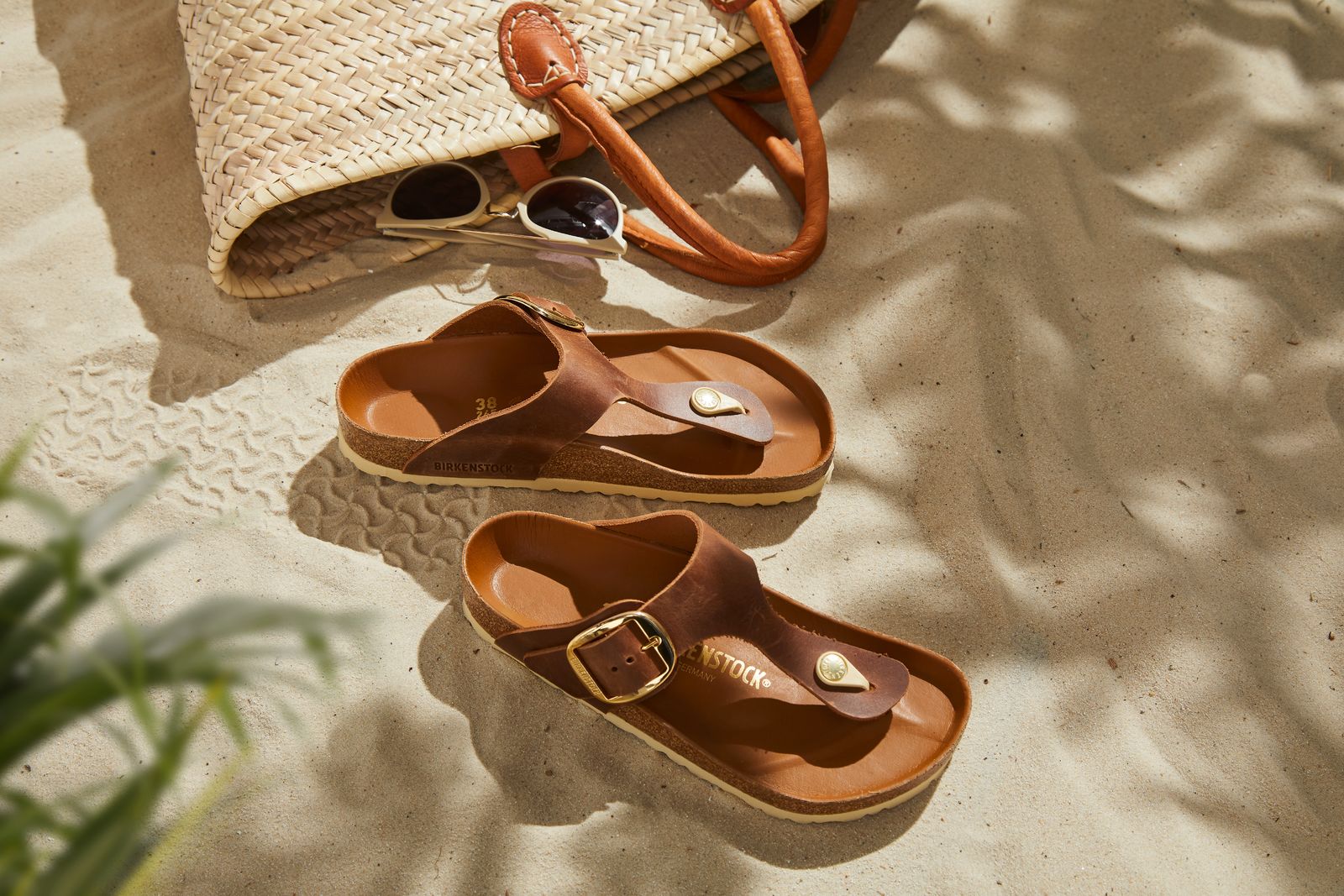 BIRKENSTOCK GIZEH BIG BUCKLE | COGNAC