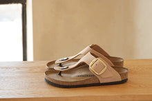 BIRKENSTOCK GIZEH BIG BUCKLE NUBUCK | SANDCASTLE